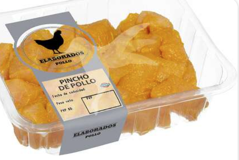 Ensalada Mediterranea con pinchos de pollo y arroz blanco.